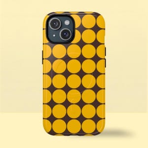 Peut inclure: Coque de téléphone à motif de cercles jaunes sur fond marron foncé. Le motif répété est composé de grands cercles jaunes. La coque a une finition brillante et est conçue pour un smartphone.
