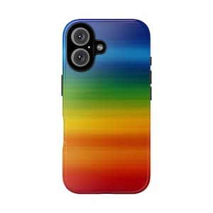 以下が含まれることがあります： 鮮やかな虹色のグラデーションデザインのスマートフォンケース。ケースは下部の赤から上部の青へと変化し、オレンジ、黄色、緑の帯がその間にあります。デュアルレンズカメラ用の切り欠きがあります。
