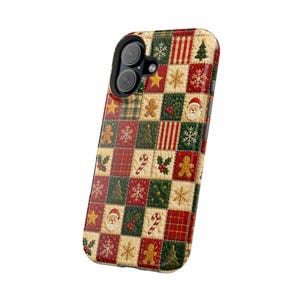 Könnte beinhalten: Eine Smartphone-Hülle mit festlichem Patchwork-Design aus abwechselnden roten, grünen und cremefarbenen Quadraten. Das Muster zeigt Illustrationen von Weihnachtsmann, Lebkuchenmännern, Zuckerstangen, Tannenbäumen, Sternen und Schneeflocken.