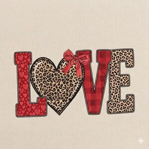 Könnte beinhalten: Das Wort "LOVE" in einem dekorativen Design. Der Buchstabe "L" ist rot mit Herzformen, das "O" ist ein Herz mit Leopardenmuster und einer roten Schleife, das "V" ist rot kariert und das "E" ist Leopardenmuster.