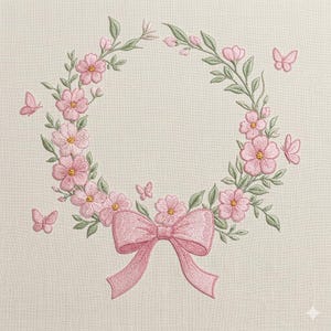 Puede incluir: Corona floral bordada con flores rosas, hojas verdes y mariposas. Un gran lazo rosa en la parte inferior. El diseño está sobre una tela color crema, creando una estética delicada y femenina.
