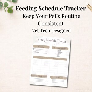 Może przedstawiać: Śledzik harmonogramu karmienia zwierząt domowych z tekstem "Feeding Schedule Tracker" i "Keep Your Pet's Routine Consistent Vet Tech Designed". Śledzik zawiera sekcje dla informacji o zwierzęciu, przeglądu tygodniowego, instrukcji karmienia i notatek. Projekt jest w odcieniach bieli i brązu.