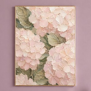 Könnte beinhalten: Ein rechteckiges Wandbild mit einem dick texturierten Ölgemälde von blassrosa Hortensienblüten und gedämpften salbeigrünen Blättern. Das Kunstwerk ist in einen dünnen, goldfarbenen Metallrahmen gefasst und zeigt sichtbare Pinselstriche und Impasto-Schichten.