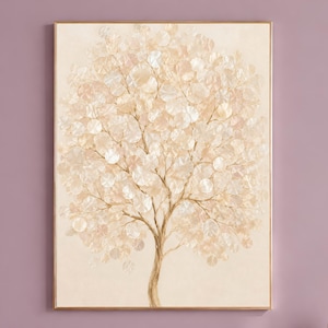 Puede incluir: Una pieza de arte mural rectangular que muestra un árbol con un tronco texturizado y numerosas hojas circulares, iridiscentes y similares a conchas en tonos crema, beige y oro suave, todo dentro de un marco dorado fino sobre fondo liso.