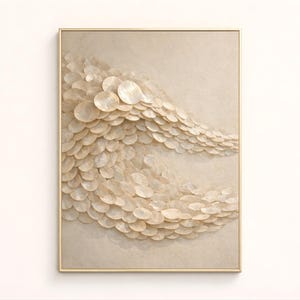 Puede incluir: Arte mural abstracto con un diseño en forma de ola compuesto por numerosos elementos circulares, iridiscentes y con forma de concha que se superponen. La obra de arte está enmarcada en un marco dorado, creando una sensación de profundidad y textura. La paleta de colores es neutra, con tonos beige y blanquecinos.