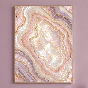 Puede incluir: Una impresión de arte mural rectangular que presenta un patrón abstracto de piedra ágata con capas arremolinadas de blanco iridiscente, rosa suave y tonos lavanda apagados, acentuados por finas líneas doradas brillantes en el diseño.