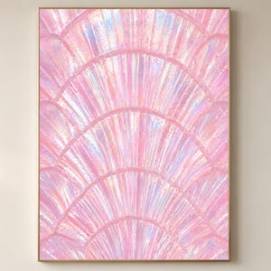 Può includere: Una stampa artistica astratta incorniciata con un design a forma di ventaglio nei toni del rosa, bianco e colori iridescenti. L'opera d'arte ha un aspetto strutturato con pennellate visibili. Il tema generale è l'arte decorativa.