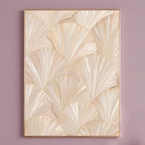 Peut inclure: Une œuvre d'art murale rectangulaire présentant un motif répétitif de formes en éventail superposées dans des tons crème, beige et blanc cassé. La surface texturée affiche des lignes en relief rayonnantes, le tout dans un cadre doré fin.