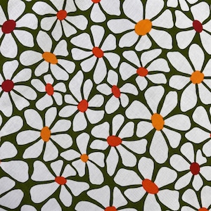 Op de afbeelding: Een herhalend patroon van witte madeliefachtige bloemen met oranje of rode centra op een donkergroene achtergrond. De bloemen hebben meerdere bloemblaadjes en zijn gelijkmatig verdeeld, wat een levendig en vrolijk ontwerp creëert.