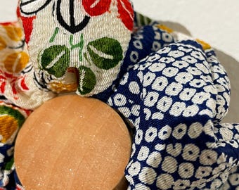 Gumka do włosów Renaras Silk Scrunchie Indigo Vermillion Floral – Vintage Japanese Kimono Silk, gumka do włosów Shibori, ręcznie robiona w Amsterdam Atelier