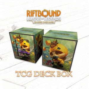 Puede incluir: Dos cajas de barajas TCG de Riftbound League of Legends. Cada caja presenta un personaje de dibujos animados con un disfraz de abeja amarilla. Las cajas tienen un fondo floral verde y amarillo. El texto "RIFTBOUND LEAGUE OF LEGENDS TRADING CARD GAME" está en la parte superior. El texto "TCG DECK BOX" está en la parte inferior.