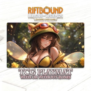 Puede incluir: Una alfombrilla de juego TCG con un personaje de League of Legends con un atuendo con temática de abeja. La alfombrilla de juego tiene el texto "RIFTBOUND LEAGUE OF LEGENDS TRADING CARD GAME" en la parte superior y "TCG PLAYMAT WITH OR WITHOUT ZONES" en la parte inferior. El personaje lleva un atuendo amarillo y negro.