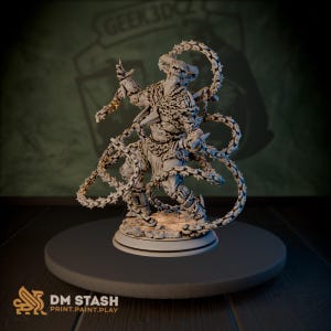 Può includere: Miniatura grigia dettagliata, stampata in 3D, di una figura demoniaca, con armature e catene intricate. La figura ha le corna ed è in posa con le braccia tese. La base è una piattaforma circolare grigio scuro. Il testo "DM STASH PRINT.PAINT.PLAY" è visibile.
