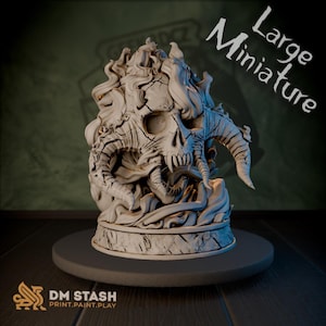 Può includere: Una miniatura dettagliata, bianco sporco, di un teschio con corna e fiamme, appoggiata su una base rotonda grigia. Il teschio presenta intricate crepe e un aspetto demoniaco. Il testo "Large Miniature" è visibile. Il logo DM STASH è in basso a sinistra.