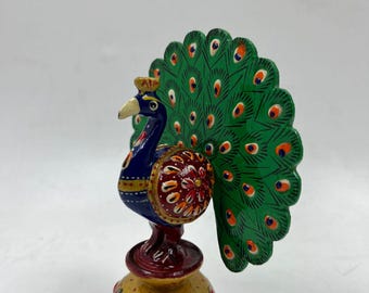 木製のカラフルな孔雀の彫刻、装飾品、木彫り、手描きの孔雀、インドの