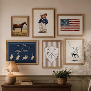 Puede incluir: Una pared de galería con seis láminas enmarcadas sobre una cómoda de madera oscura de seis cajones. Las obras incluyen un caballo, un oso de peluche con chaqueta azul, una bandera estadounidense, el texto LONG LIVE boyhood, un escudo con RLJ y un jugador.
