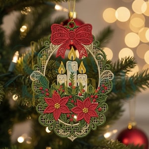 以下が含まれることがあります： 赤いリボン、3本のろうそく、2つのポインセチアが特徴のクリスマスツリーオーナメント。オーナメントは緑と赤の細部まで凝ったデザインで、クリスマスツリーに飾られています。
