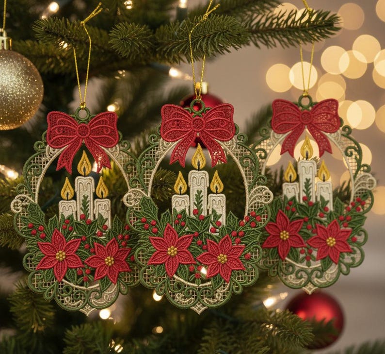 以下が含まれることがあります： 3つのクリスマスツリーのオーナメント。各オーナメントは赤いリボン、ろうそく、ポインセチアが特徴です。オーナメントは緑色で、赤と黄色のアクセントがあり、クリスマスツリーに吊るされています。