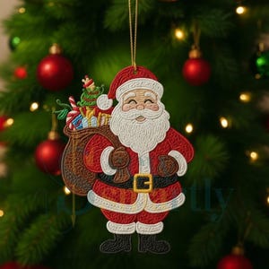 Può includere: Ornamento natalizio ricamato con Babbo Natale. L'ornamento presenta Babbo Natale in abito rosso, barba e cappello bianchi, che tiene un sacco di regali. Lo sfondo è un albero di Natale sfocato con ornamenti rossi e dorati.