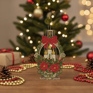以下が含まれることがあります： 赤いリボン、3本のろうそく、ポインセチアが特徴のクリスマスオーナメント。オーナメントは緑と赤で、透明なベースが付いています。背景にはクリスマスツリー、松ぼっくり、赤と金のビーズが含まれています。