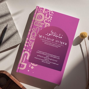 Può includere: Un diario con copertina rigida magenta con scritte arabe e il testo inglese "MUNAJAAT AN-NOUR (WHISPERING TO THE LIGHT)". Il diario è progettato per preghiere e riflessioni personali.