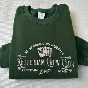 Moletom bordado Ketterdam Crow Club, modelo Six of Crows, em mistura de algodão.