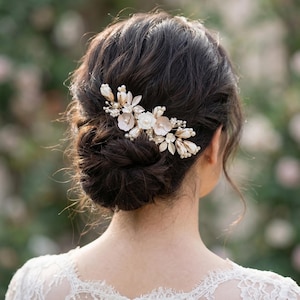 Bridal Flower Hair Comb with Pearls, Gold Floral Wedding Hair Comb, Elegant Bridal Hair Accessory for Bride, Bridesmaid Hair Jewelry