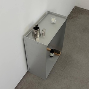 Minimalistiskt metallkonsolbord – Aluminium vardagsrumskonsol, designerhylla i metall, modernt entrébord, industriell heminredning