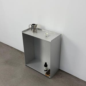 Moderner minimalistischer Metall-Konsolentisch - schlanker Aluminium-Eingabetisch, Industriedesigner-Regal für Wohnzimmerdekor