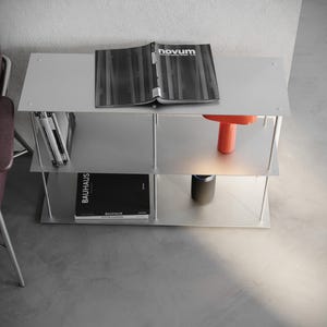 Moderne bauhaus-boekenkast. Minimalistische metalen kast.  Industriële stalen plank voor woonkamer en kantoor. Moderne opberger voor in huis