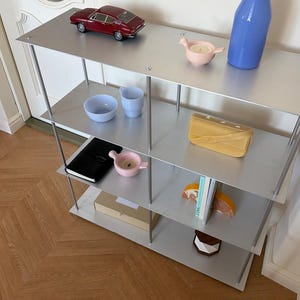 Industriell bokhylla i metall. Hylla i stål. Minimalistisk hylla. Modern kontorsförvaring. Samtida möbler.