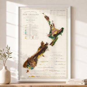 Puede incluir: Mapa antiguo enmarcado de Nueva Zelanda con un efecto de relieve 3D, que muestra la topografía del país. El mapa presenta información geográfica detallada, incluyendo el texto "New Zealand" y varias áreas codificadas por colores. El mapa está enmarcado en un marco blanco.