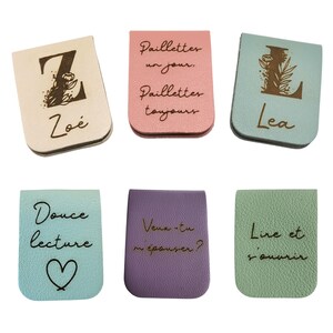 May include: Six rectangular magnetic bookmarks in various pastel colors including cream, pink, light blue, purple, and mint green. Each bookmark features custom black text or initials, such as Z, Zo&eacute;, Paillettes un jour, Paillettes toujours, L, Lea, Douce lecture, Veux-tu m'&eacute;pouser?, and Lire et s'ouvrir.
