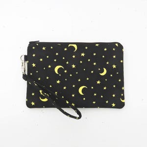 Cartera de pulsera para regalo de cumpleaños de una amiga / Monedero de pulsera de tela con luna amarilla y estrellas en negro / Monedero de pulsera para teléfono celular
