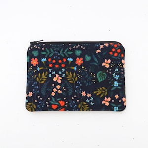 Stoff-Reißverschlusstasche | Niedliche geblümte Geldbörse in dunkelblau | Kleine Blumen Geldbörse Brieftasche für sie | Geschenk für Schwester
