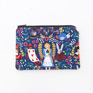 Alice im Wunderland und Katze Münzbeutel | kleine Reissverschlusstasche Tasche | Stoff Portemonnaie Portemonnaie | süßes tolles Mitbringsel für sie