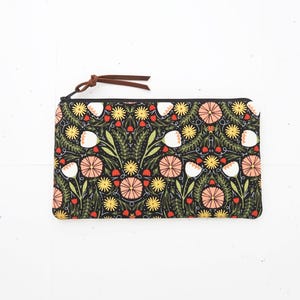 Hübsches Blumen Etui mit Tulpen Wildblumen Clutch Geldbörse | Niedliches Federmäppchen für sie | Gepolsterte Reißverschlusstasche