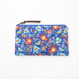 Lindo estuche para bolígrafos para amigos / Estuche para lápices con cremallera con tetera y taza / Estuche acolchado de tela con diseño floral y pájaros / Monedero azul brillante para teléfono celular