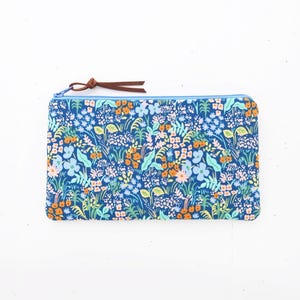 Federmäppchen | Floraler Stoff im Blauen Stifteetui | Gefütterte Handytasche | Geschenk für sie