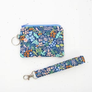 Monedero de muñeca / Pequeño bolso de tela floral en azul / Llavero acolchado con cremallera para ella / Regalos para hermana