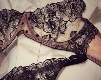 Handgemaakte orchidee geborduurde lingerieset – zwarte balconette-bh en string
