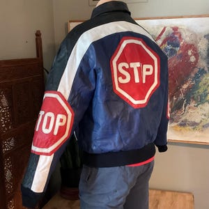 Vintage 1990er Jahre Lederjacke Herren Größe Large Schwarz Blau Rot Jeff Hamilton Style Biker Bomber Stop-Schild Patch Hip Hop Phase II