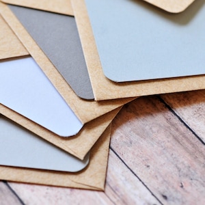 Mini cartes grises et enveloppes kraft // Cartes vierges // Nuances de gris // Jeu de mini cartes // Mot d'amour // Carte-conseils // Cadeau pour baby shower