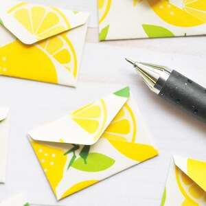 Petits billets d'amour au citron - lot de 10 // 2,5 cm x 1,5 cm // cartes vierges // fruits // embellissements // décoration // scrapbooking // nourriture