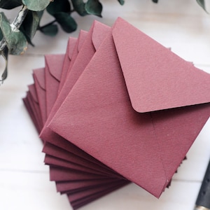 Mini enveloppes - Bordeaux - Lot de 10 // 2 x 2 ou 2,5 x 2,5 x 2,5 x 2,5 x 2,5 cm // Cartes vierges // Mini cartes pour correspondance // Cartes conseils // Enveloppes carrées