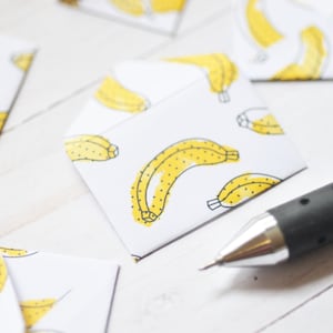 Petits billets d'amour bananes - lot de 10// 1 pouce x 1,5 pouce// Cartes vierges // Tiny Tiny// Note d'amour/// Décoration/// Cartes de notes de fruits