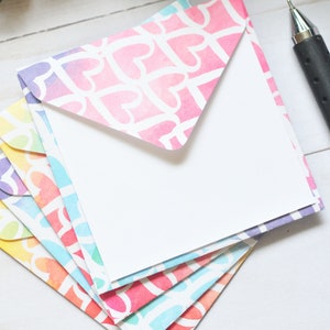 Mini-cartes coeur arc-en-ciel - Lot de 4 // Mini enveloppes // Porte-cartes cadeau // Shower de bébé // Saint-Valentin // Meilleurs voeux // Enveloppe à motif
