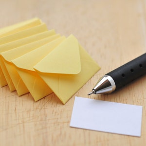 Petites enveloppes - jaunes// 1 po. x 1,5 po./// Cartes vierges// Petites papeterie/ Mot d'amour/// Scrapbooking/// Embellissements// Créations en papier)