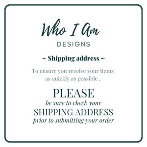 Pode incluir: Um gr&aacute;fico de texto branco sobre um fundo verde com o texto "Who I Am Designs" e "~ Shipping address ~". O texto abaixo diz "Para garantir que voc&ecirc; receba seus itens o mais r&aacute;pido poss&iacute;vel, POR FAVOR verifique seu ENDERE&Ccedil;O DE ENTREGA antes de enviar seu pedido."