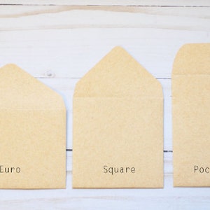 Pode incluir: Tr&ecirc;s envelopes de papel castanho de tamanhos diferentes etiquetados como "Euro", "Quadrado" e "Bolsos".